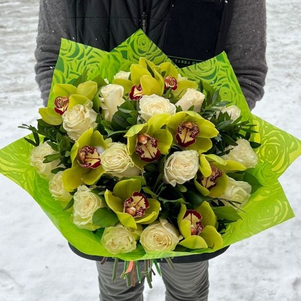 Букет "Мечта" из белых роз и орхидей - цены на доставку в по Армавиру