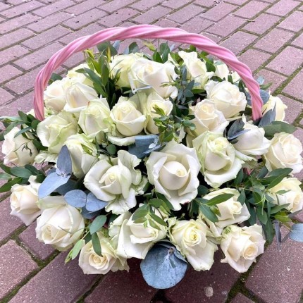 корзина с белыми розами - купить с доставкой в по Армавиру