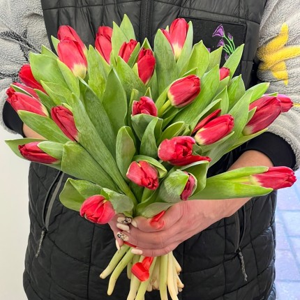 Букет красных тюльпанов на 8 марта с доставкой в по Армавиру
