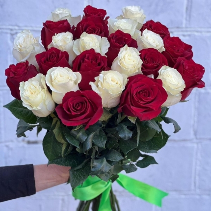 Букет «Баланс» из красных и белых роз - купить с доставкой в по Армавиру