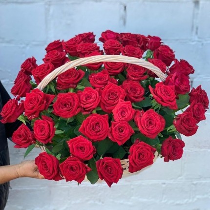 Корзинка "Моей королеве" из красных роз с доставкой в по Армавиру