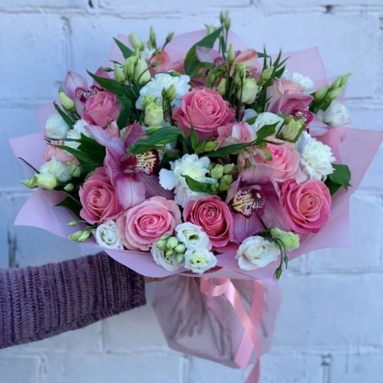 Букет из розовых роз и орхидей "Нежность" - доставка в по Армавиру