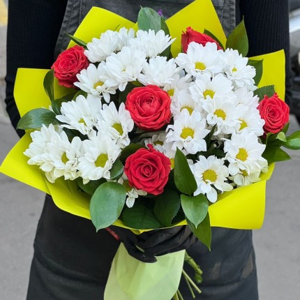 Букет с розами и хризантемами "Волшебство" - заказ с достакой с доставкой в по Армавиру
